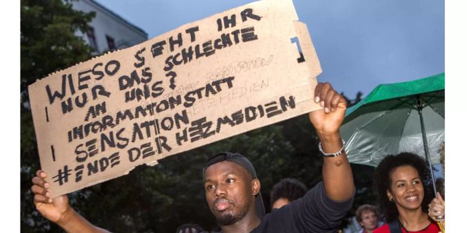 Während einer Demonstration in Berlin nach den Ereignissen in Chemnitz (D) mehrerer tausend Menschen gegen Rechtsradikalismus und Menschenfeindlichkeit hält ein Mann ein Plakat «Wieso». Während einer Demonstration in Berlin nach den Ereignissen in Chemnitz (D) mehrerer tausend Menschen gegen Rechtsradikalismus und Menschenfeindlichkeit hält ein Mann ein Plakat «Wieso».
