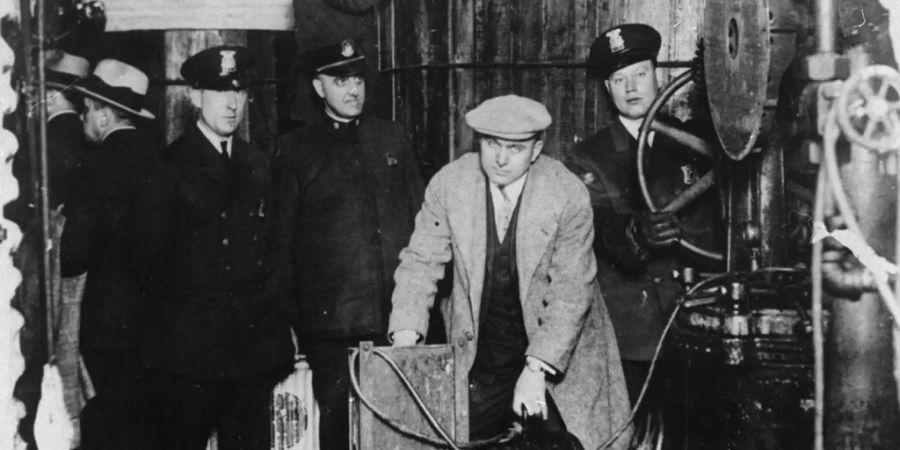 Polizisten kontrollieren im Detroit (USA) der 1920er Jahre eine illegale Brennerei. Prohibition kurbelt Produktion und Konsum nur an, ist Thomas Kessler überzeugt.