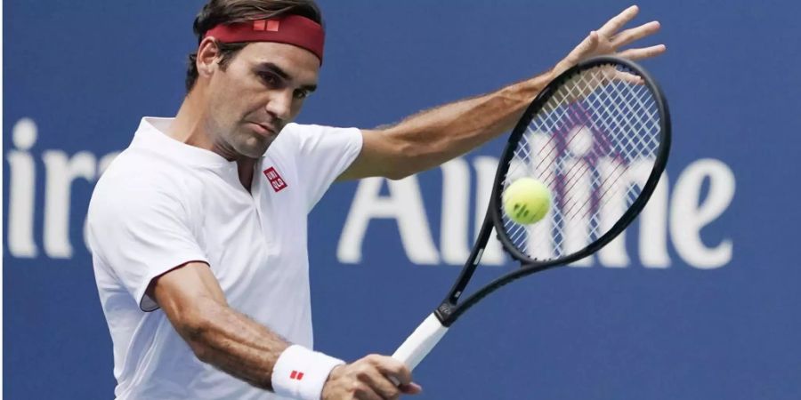 Roger Federer schlägt eine Rückhand gegen Benoît Paire.