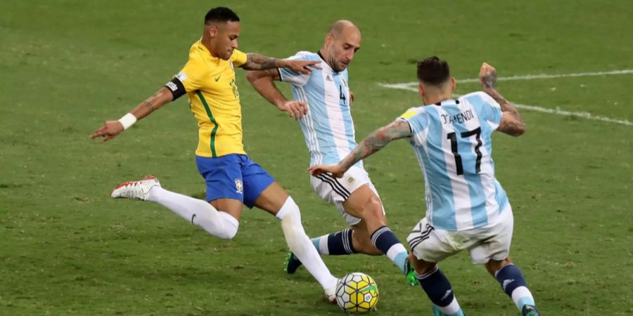 Nicolas Otamendi (rechts, Argentinien) und Paulo Zabaleta (Mitte) versuchen Neymar (links, Brasilien) am Schuss zu hindern.