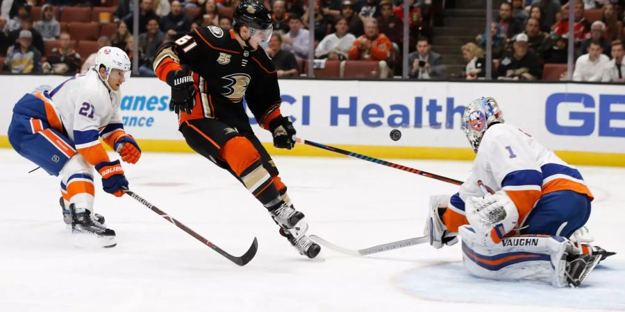 Troy Terry (Mitte) von den Anaheim Ducks ist gegen Goalie Thomas Greiss (rechts) und Luca Sbisa (links) von den New York Islanders in Aktion.