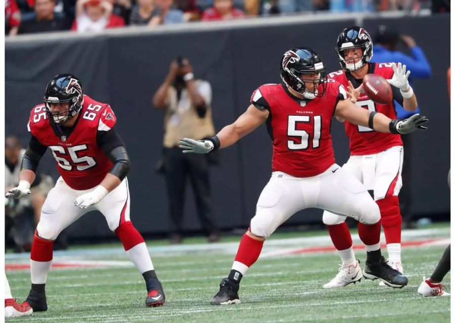 Atlanta gewinnt erstmals seit dem zweiten Spieltag (31:24 gegen die Panters) wieder ein Spiel und wahrt sich Chancen auf einen Playoff-Platz. QB Matt Ryan gelingen drei Touchdown-Pässe und 354 Yards. Die meisten Pässe landen bei Top-Receiver Julio Jones, der zwar 143 Yards abspult – aber dennoch auf seinen ersten Touchdown der Saison warten muss. Am Ende reicht es trotzdem zum 34:29-Sieg über die Bucs.