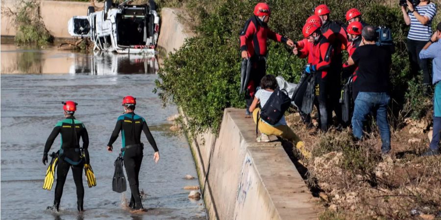 Taucher suchen auf Mallorca nach Vermissten.