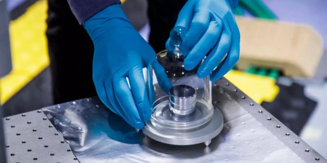 Ein Physiker misst mit einem Gerät eine neue Definition des Kilogramms.