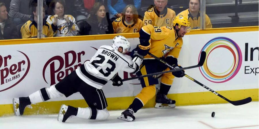 Roman Josi kämpft an der Bande im Spiel gegen die Los Angeles Kings.