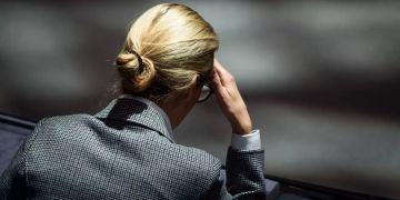 Alice Weidel, Vorsitzende der AfD-Bundestagsfraktion, sitzt bei einer Plenarsitzung des Deutschen Bundestages auf ihrem Platz.