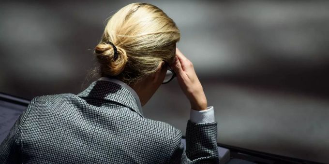 Alice Weidel, Vorsitzende der AfD-Bundestagsfraktion, sitzt bei einer Plenarsitzung des Deutschen Bundestages auf ihrem Platz. Alice Weidel, Vorsitzende der AfD-Bundestagsfraktion, sitzt bei einer Plenarsitzung des Deutschen Bundestages auf ihrem Platz.