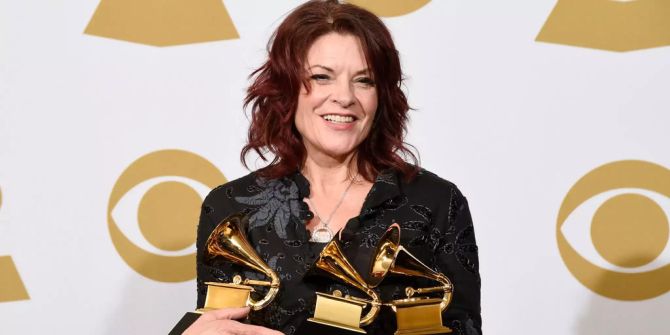 Rosanne Cash posiert mit gewonnenen Grammy-Awards.