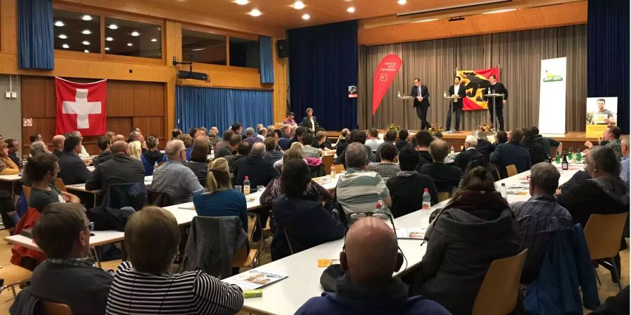 Am Podium lieferten sich Roger Köppel (SVP) und Corrado Pardini (SP) einen harten Schlagabtausch.