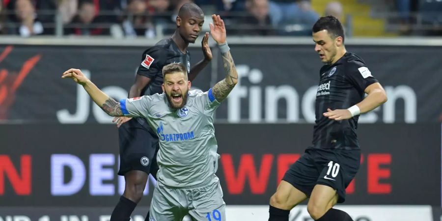 Frankfurts Evan Obite Ndicka (l-r), Schalkes Guido Burgstaller, und Frankfurts Filip Kostic kämpfen um den Ball.