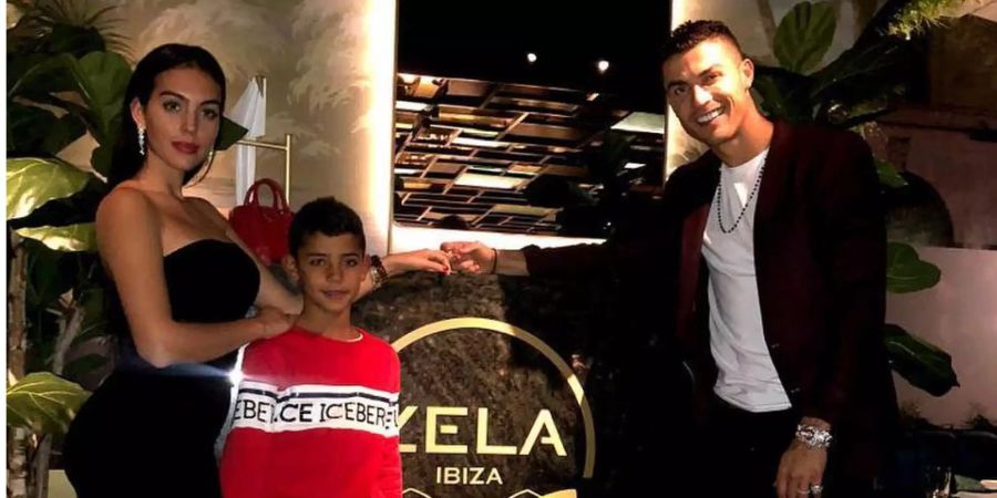 Cristiano Ronaldo mit Sohn Cristiano jun. und seiner Verlobten Georgina Rodriguez.