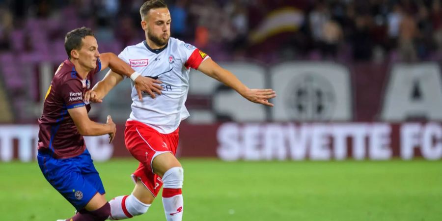 Steven Lang (links, FC Servette) kämpft mit Luka Slivkovic (FC Winterthur) um den Ball.