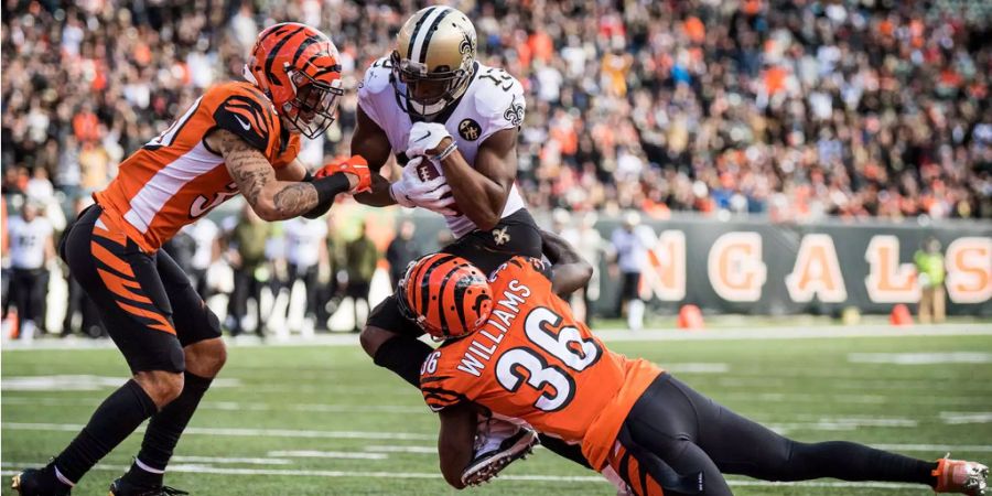 Gegen die New Orleans Saints zu verlieren, ist keine Schande. Doch bei der 14:51-Niederlage der Cincinnati Bengals fehlt es komplett an Gegenwehr. Es ist das vierte Spiel in Serie, in dem die Bengals mindestens 28 Punkte zulassen. In diesen vier Partien zusammen kassiert Cincy 161 Punkte! Mit so einer Defense kann man die Playoffs vergessen. Das hat sich wohl auch die Clubführung gedacht und kurz nach der Kanterniederlage den Defensive Coordinator entlassen. Reicht das noch, um das Ruder herumzureissen?