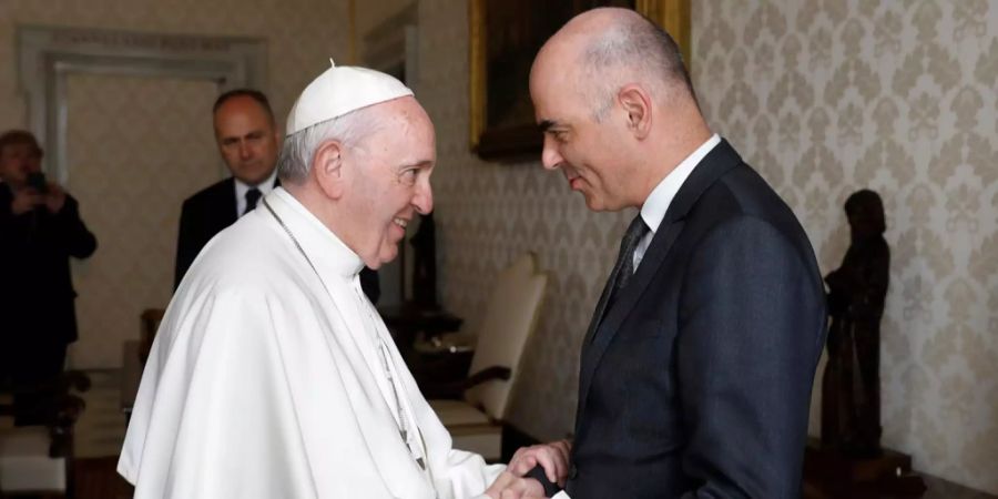 Papst Franziskus (l) begrüsst den Schweizer Bundespräsidenten Alain Berset im Vatikan.