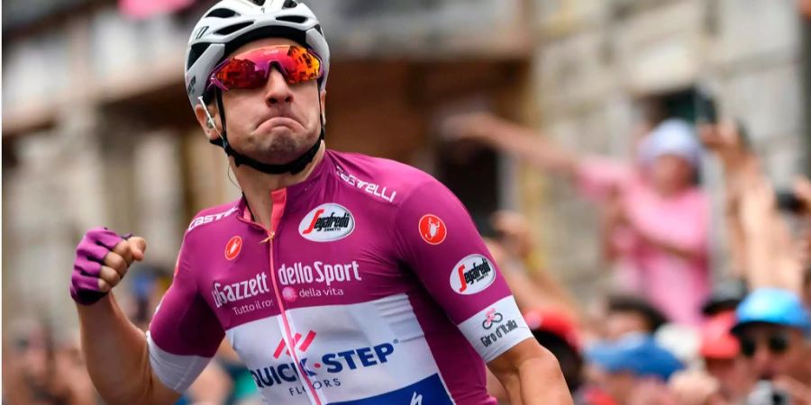 Elia Viviani feiert seine Zieleinfahrt am Giro d'Italia am 18. Mai.