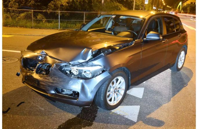 Verunfalltes silbernes Auto mit Schaden vorne - zvg Luzerner Polizei Verunfalltes silbernes Auto mit Schaden vorne - zvg Luzerner Polizei
