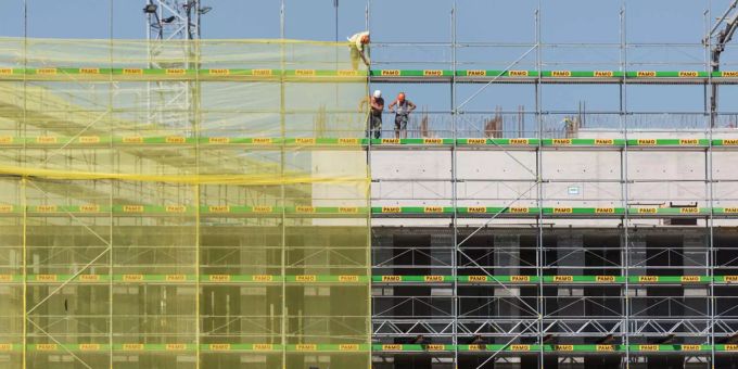 Bauarbeiter arbeiten an einer Baustelle eines Gebäudes. (Symbolbild) Bauarbeit