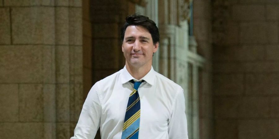 Justin Trudeau läuft in Gebäude