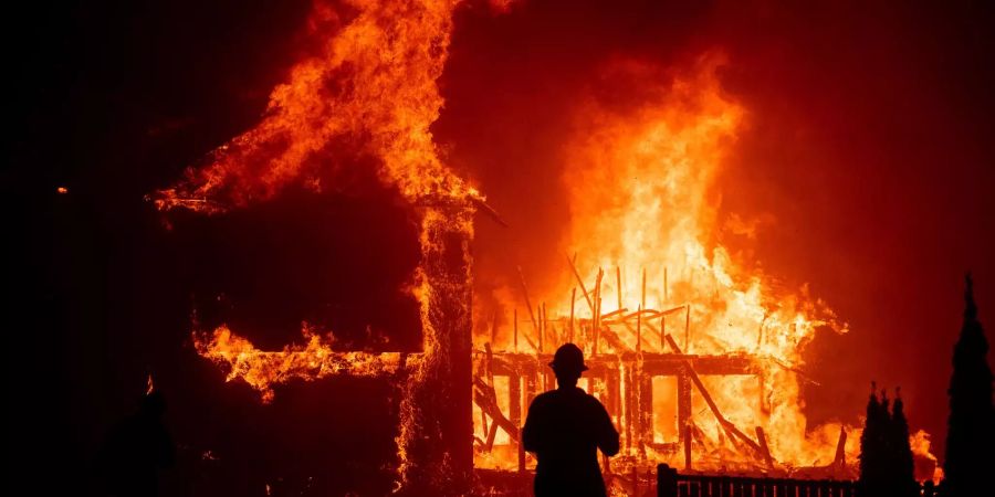 Ein Gebäude in der Stadt Paradise im Norden Kaliforniens steht in Flammen, während sich das «Camp Fire» durch die Stadt bewegt.