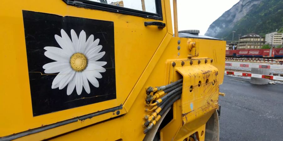 Das Logo der Grossbaufirma Implenia im Bahnhof von Erstfeld am Samstag, 9. Mai 2015.