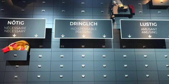 In der Ausstellung «Fake» können Besucher Lügen einstufen. Die Geschichten sind alle wahr und aus verschiedenen Bereichen wie Politik, Gesellschaft, Wirtschaft usw.