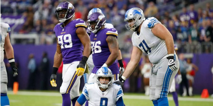 Lions-Quarterback Matthew Stafford ist beim Spiel gegen die Minnesota Vikings nicht zu beneiden. Bei der 9:24-Niederlage wird der 30-Jährige gleich 10 Mal gesackt! Kein Wunder gelingt ihm dabei kein Touchdown. Dabei überrascht auch nicht, dass die Lions kein Laufspiel zu Stande bringen. Noch vor Kurzem wurde Rookie Kerryon Johnson als Erlöser des Laufproblems angepriesen. Gegen Minnesota holt er sich bei 12 Versuchen magere 37 Yards – und ist damit dennoch bei Weitem der beste Läufer der Lions. So wird es nichts mit den Playoffs.