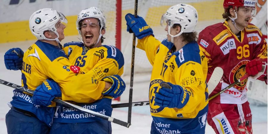 Dino Wieser, Marc Wieser, Perttu Lindgren (v.l.n.r.) bejubeln einen Davoser Treffer gegen die SCL Tigers.