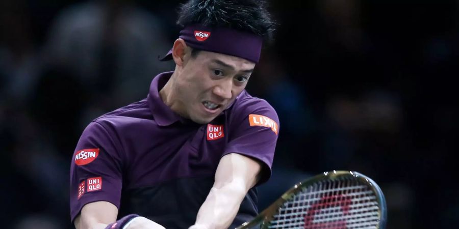 Kei Nishikori schlägt den Ball.