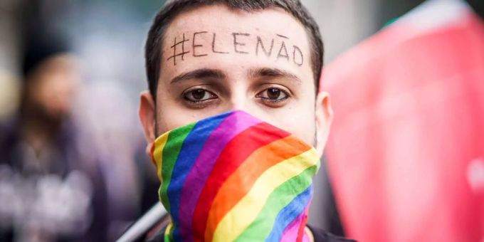 Eine Frau, auf derer Stirn «#EleNao» (#ErNicht) steht, nimmt an einer Kundgebung gegen den rechtsextremen Präsidentschaftskandidat Bolsonaro teil. Zahlreiche Menschen gingen in Sao Paulo gegen Bolsonaro und seinen rassistischen, frauen- und schwulenfeindlichen Kurs auf die Strasse. Inmitten einer schweren Krise wählt das grösste Land Lateinamerikas einen neuen Präsidenten. Eine Frau, auf derer Stirn «#EleNao» (#ErNicht) steht, nimmt an einer Kundgebung gegen den rechtsextremen Präsidentschaftskandidat Bolsonaro teil. Zahlreiche Menschen gingen in Sao Paulo gegen Bolsonaro und seinen rassistischen, frauen- und schwulenfeindlichen Kurs auf die Strasse. Inmitten einer schweren Krise wählt das grösste Land Lateinamerikas einen neuen Präsidenten.