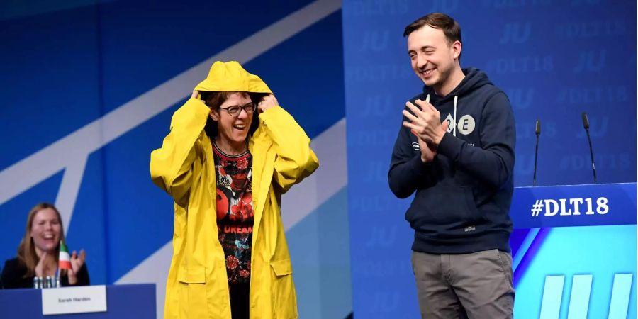 Annegret Kramp-Karrenbauer, Generalsekretärin der CDU, trägt auf dem Deutschlandtag der Jungen Union ihr Gastgeschenk, eine Regenjacke.