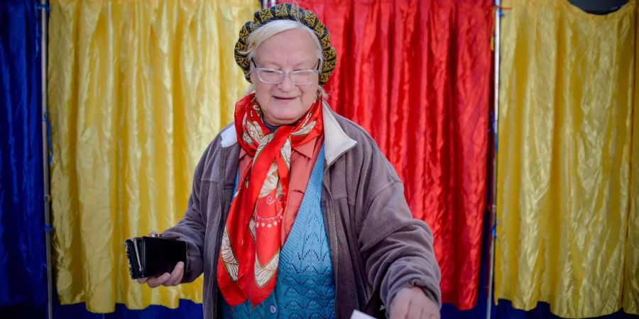 Eine Frau gibt in einem Wahllokal ihre Stimme ab. In Rumänien hat ein zweitägiges Referendum über die Festschreibung des Verbots der gleichgeschlechtlichen Ehe in der Verfassung begonnen.