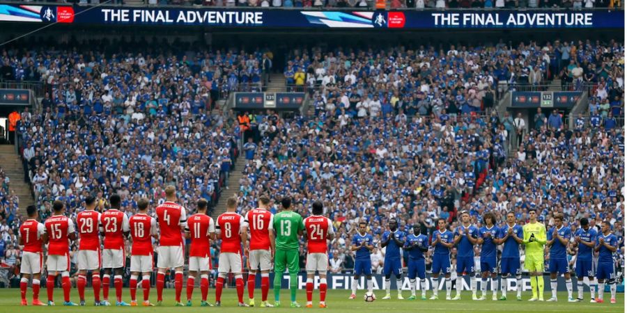 Spieler des FC Arsenal und des FC Chelsea stehen im Wembley Stadium bei einer Schweigeminute (Archivbild).