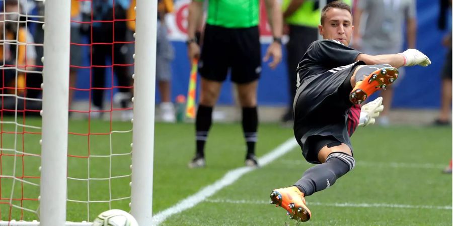 Beim Elfmeterschiessen versucht Benfica Lissabons Torwart Odisseas Vlachodimos einen Ball zu halten.