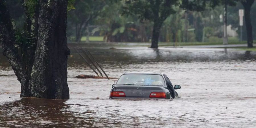 Ein Auto wurde in Hawaii wegen dem Hurrikan «Lane» fast ganz überflutet.