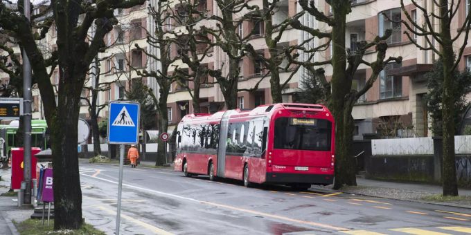 Roter Bus in der Stadt Bern Richtung Ostermundigen - Keystone Roter Bus in der Stadt Bern Richtung Ostermundigen - Keystone