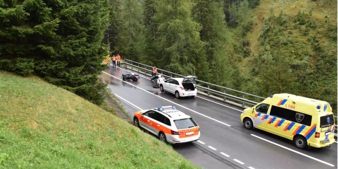 Die Unfallstelle am Flüelapass mit Polizei und Ambulanz. Die Unfallstelle am Flüelapass mit Polizei und Ambulanz.