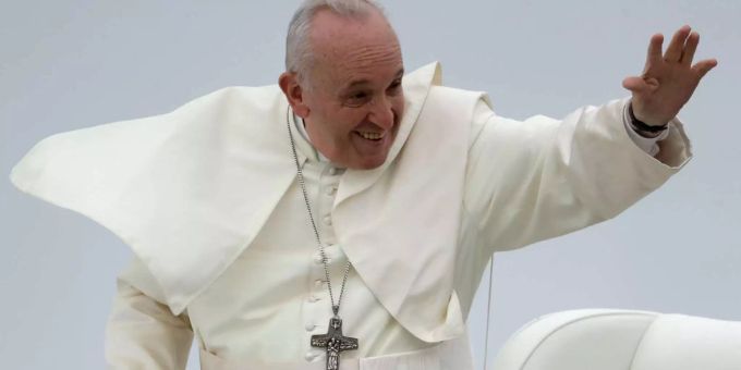 Papst Franziskus winkt in die Menge. Papst Franziskus
