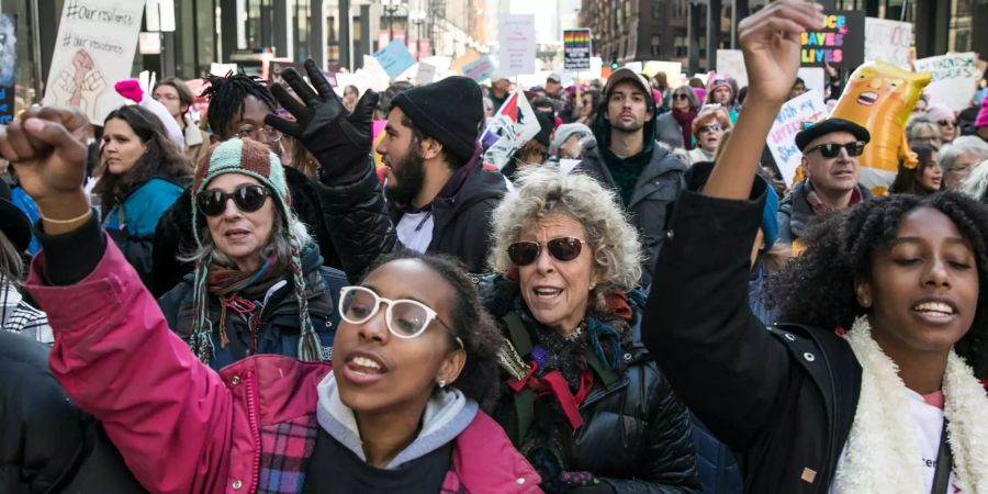 Demonstranten in Chicago protestieren gegen Trumps Frauenfeindlichkeit.