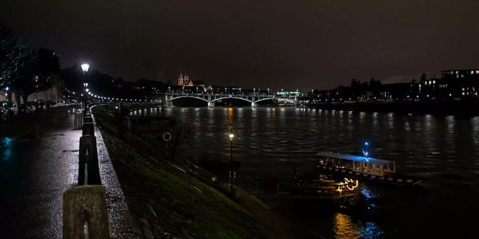 Ein Fähre fährt bei Nacht auf dem Rhein in Basel. Ein Fähre fährt bei Nacht auf dem Rhein in Basel.