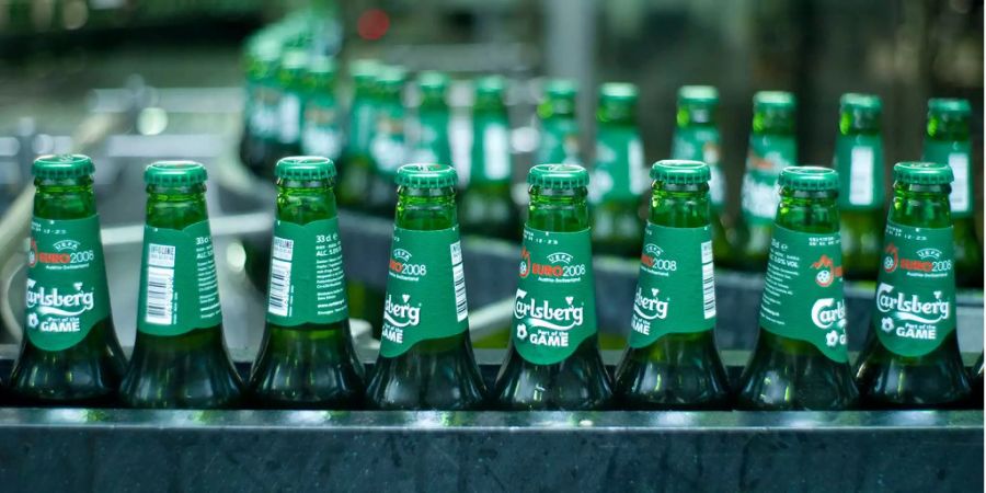 Die Bierflaschen der Brauerei Carlsberg laufen über die Fliessbänder der Abfüllanlage.