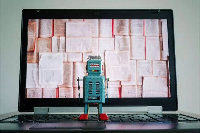 Stapelweise Buchideen und Manuskripte landen bei den Verlagen. Eine künstliche Intelligenz soll nun bei der Auswahl helfen. Bild: iStock Stapelweise Buchideen und Manuskripte landen bei den Verlagen. Eine künstliche Intelligenz soll nun bei der Auswahl helfen. Bild: iStock