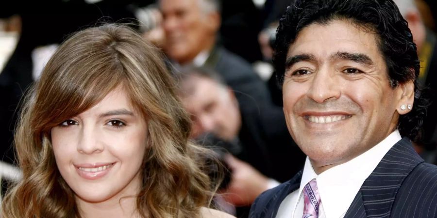 Diego Maradonna, Argentiniens Fussball-Idol, und seine Tochter Dalma bei einer Filmpremiere 2009.