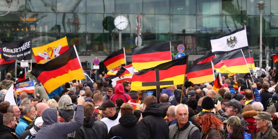 Rechte Demonstranten halten vor dem Berliner Hauptbahnhof Deutschland- und Preussenflaggen in die Höhe. Der Protest wurde zum Tag der Nation «Wir für Deutschland» organisiert.