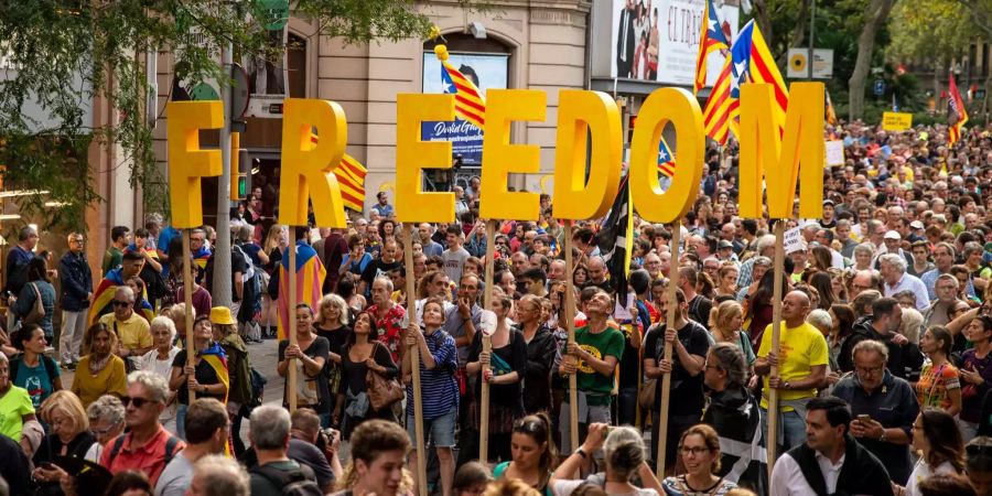 Tausende Menschen marschieren vom Plaça Catalunya zum Parlament von Katalonien, um ein Referendum sowie demokratische Rechte zu verlangen und die spanische Regierung zu kritisieren.