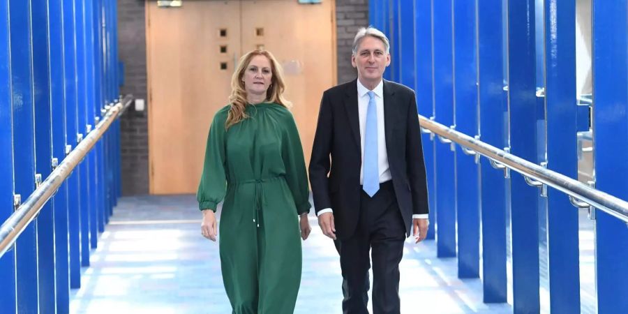 Philip Hammond (rechts), Finanzminister von Grossbritannien, kommt mit seiner Frau Susan Williams-Walker (links) auf dem Parteitag der Konservativen Partei Grossbritanniens an.