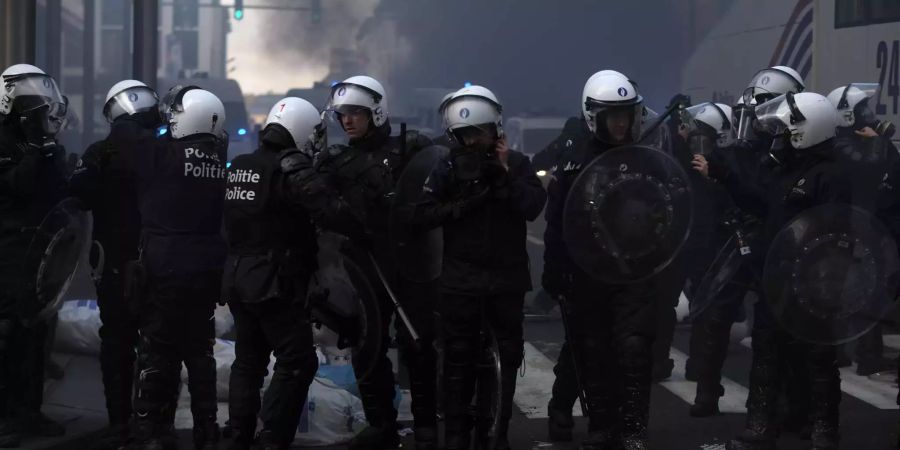 Polizisten sind bei einem Protest der sogenannten «Gelbwesten», die gegen steigende Spritpreise demonstrieren, im Einsatz.