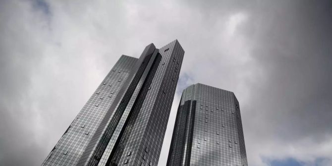 Dunkle Wolken ziehen über der Zentrale der Deutschen Bank im Frankfurter Bankenviertel hinweg.