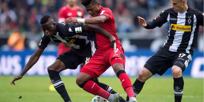 Denis Zakaria (links) kämpft vergeblich.