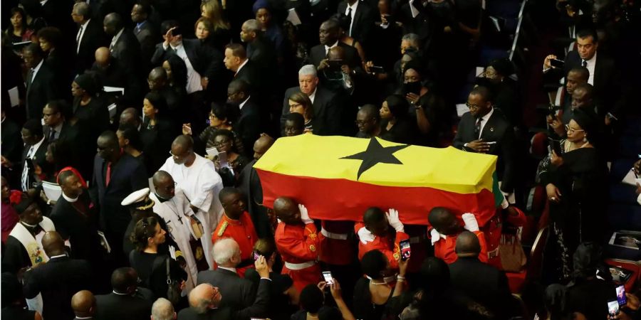 Ghanaische Soldaten tragen den in Ghanas Flagge gewickelten Sarg des früheren UN-Generalsekretär, an dessen Trauerfeier im Accra International Conference Center in Accra.