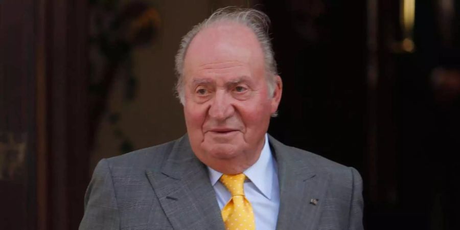 Der Altkönig Spaniens Juan Carlos schaut an der Kamera vorbei.